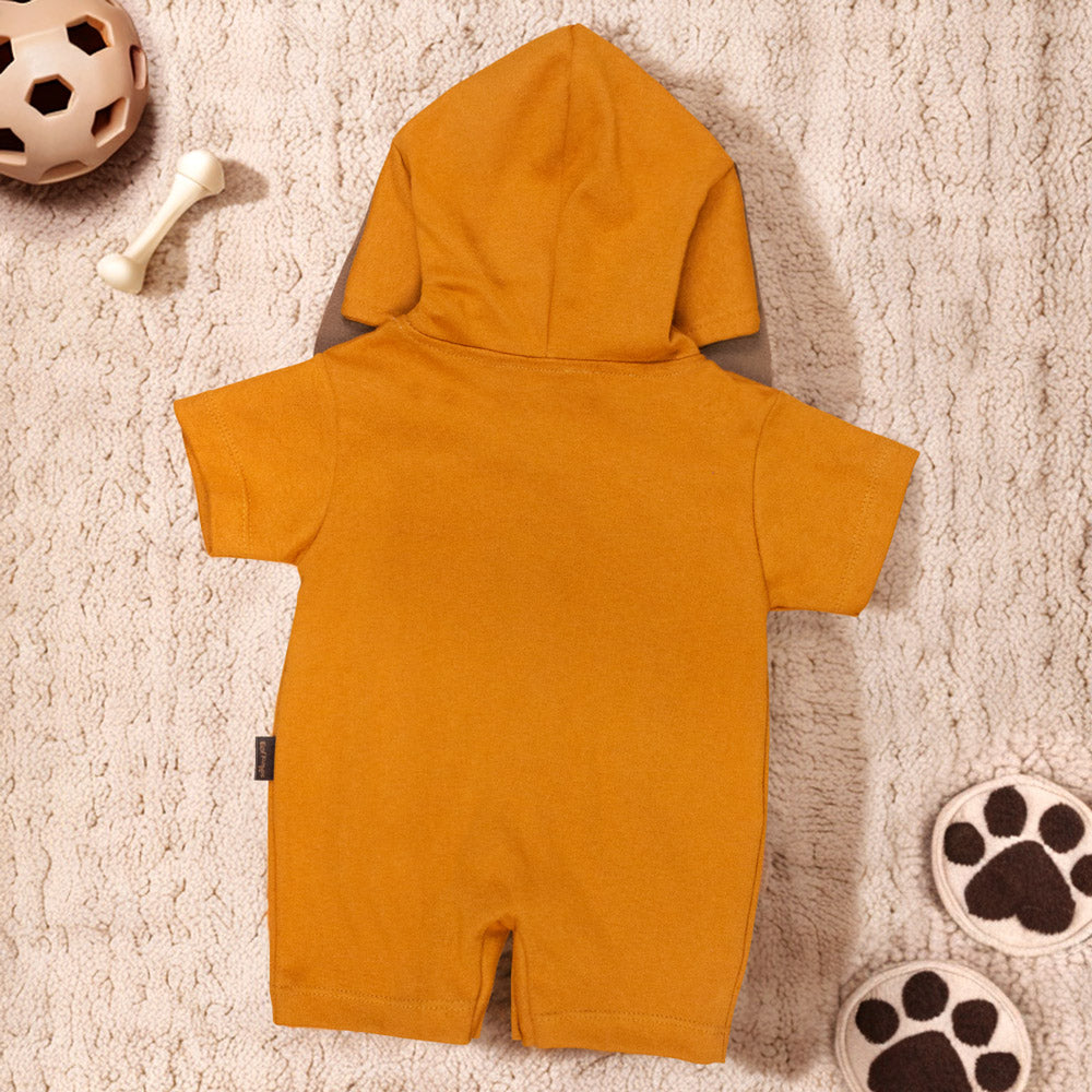 Macacão Curto Bebê em Algodão Suedine com Capuz Bordado Cão Caramelo