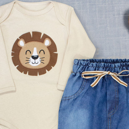 Conjunto Bebê Menino: Body Leão Bege Suave e Calça Jeans